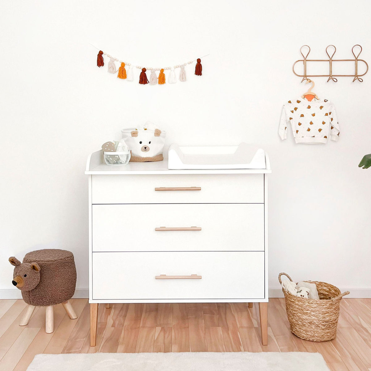 Noor commode wit met verschoonblad in babykamer