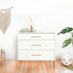 Noor commode wit in kinderkamer met plant en macrame