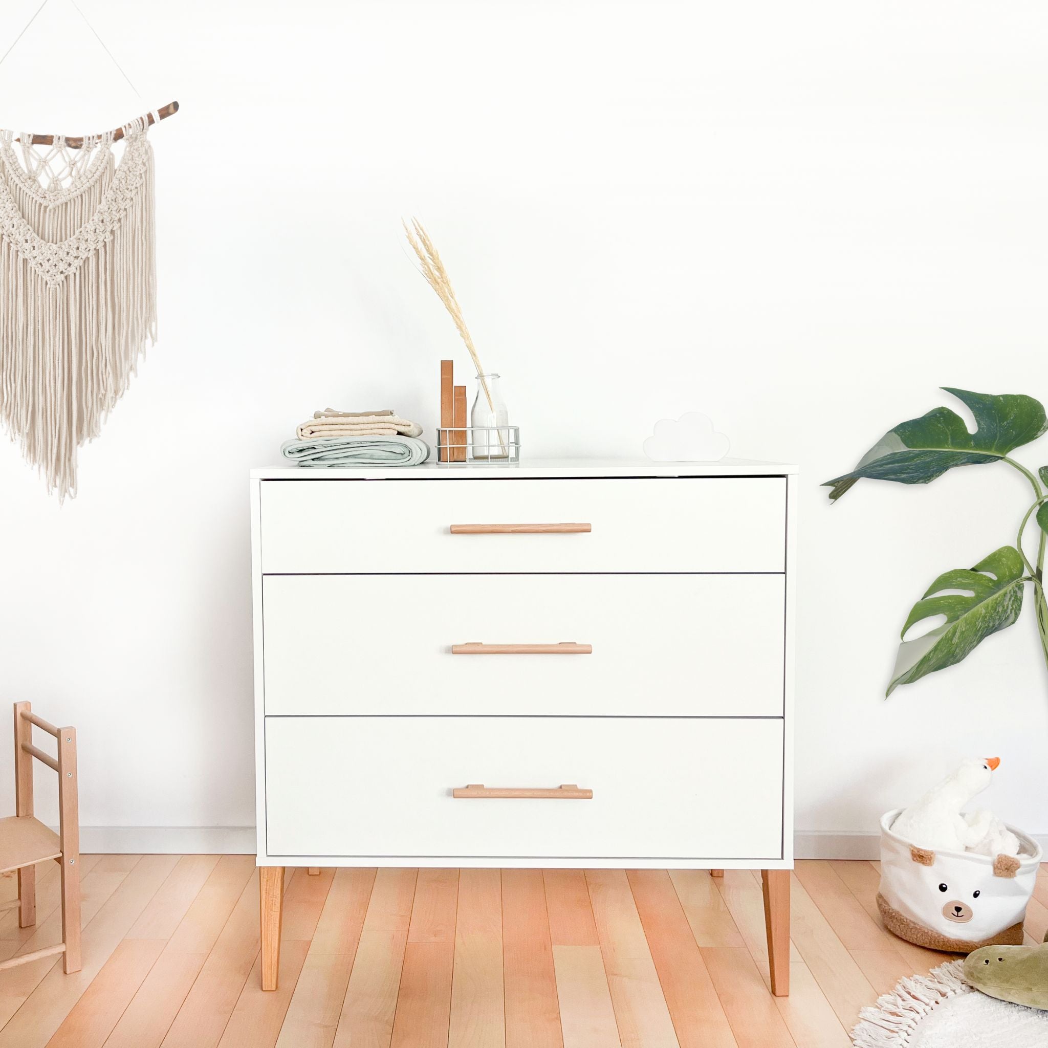 Noor commode wit in kinderkamer met plant en macrame
