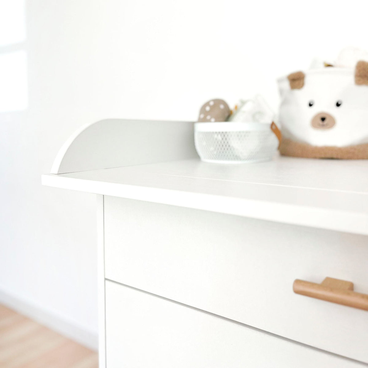 Noor commode wit detail verschoonblad hoek