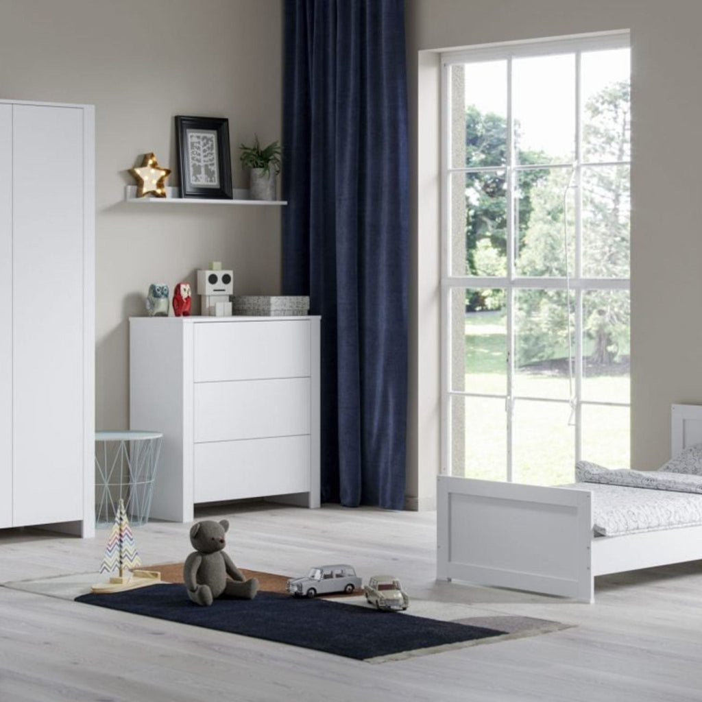 Puur commode greeploos wit – in de babykamer
