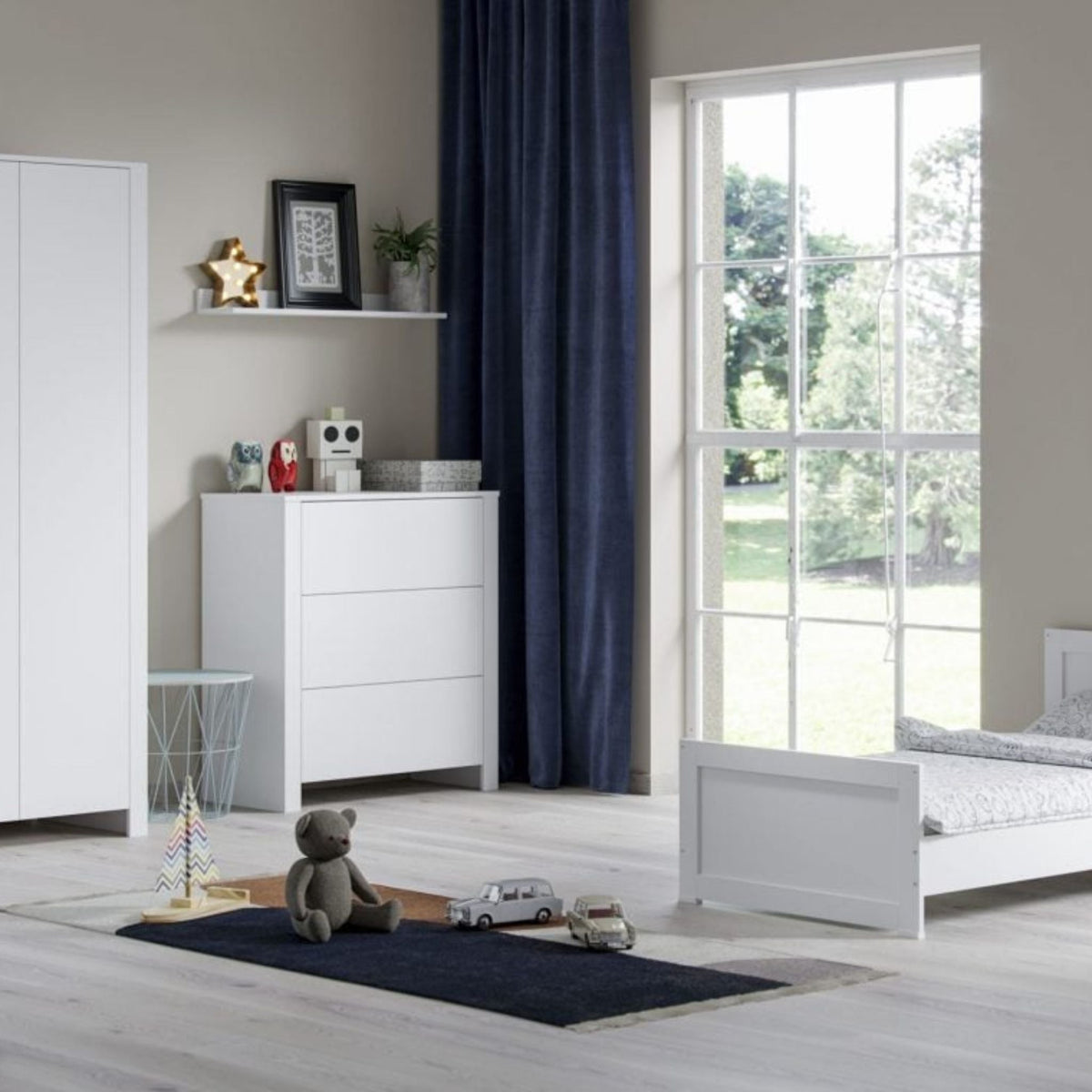 Puur commode greeploos wit – in de babykamer