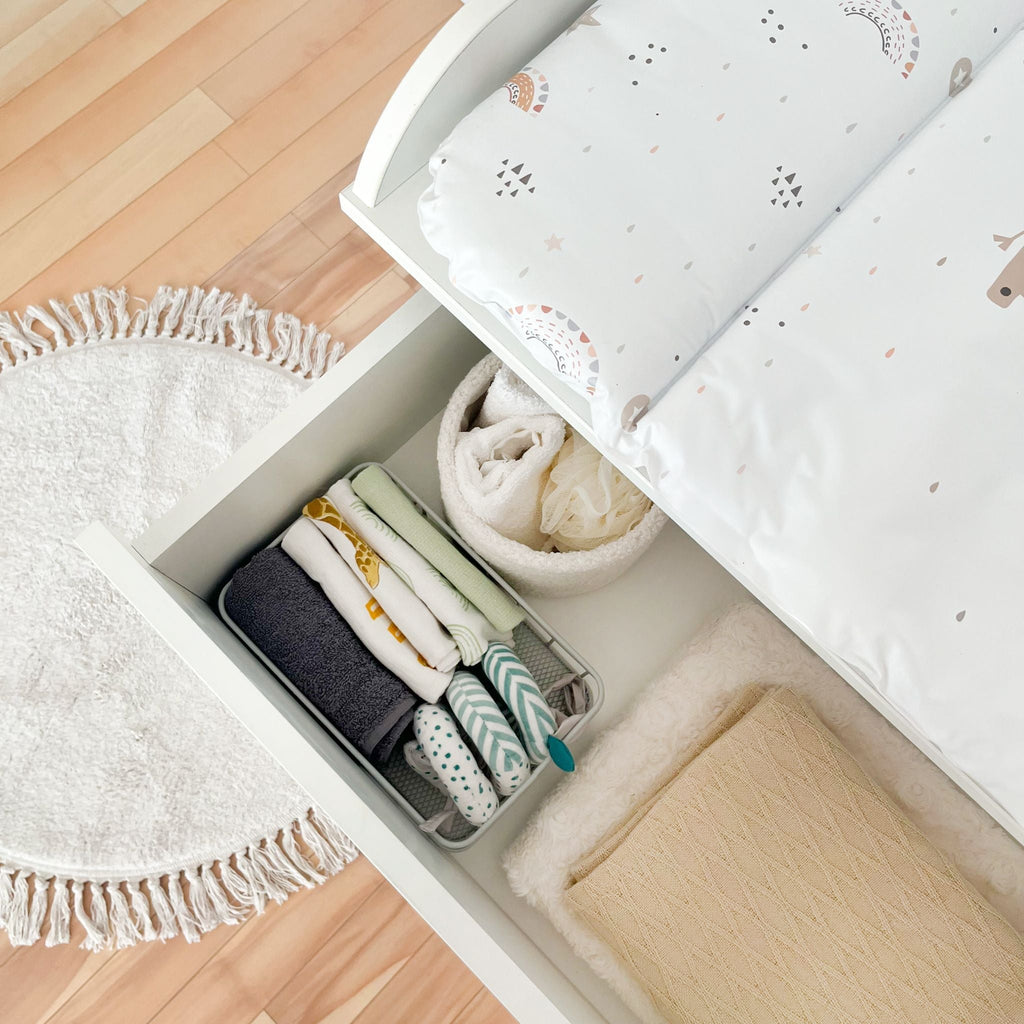 Puur commode greeploos wit – lade open