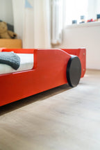 Racer autobed 80×160 in rood, detail van de opstaande zijrand en het wiel