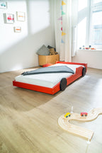 Racer autobed 80×160 in rood in een lichte kinderkamer