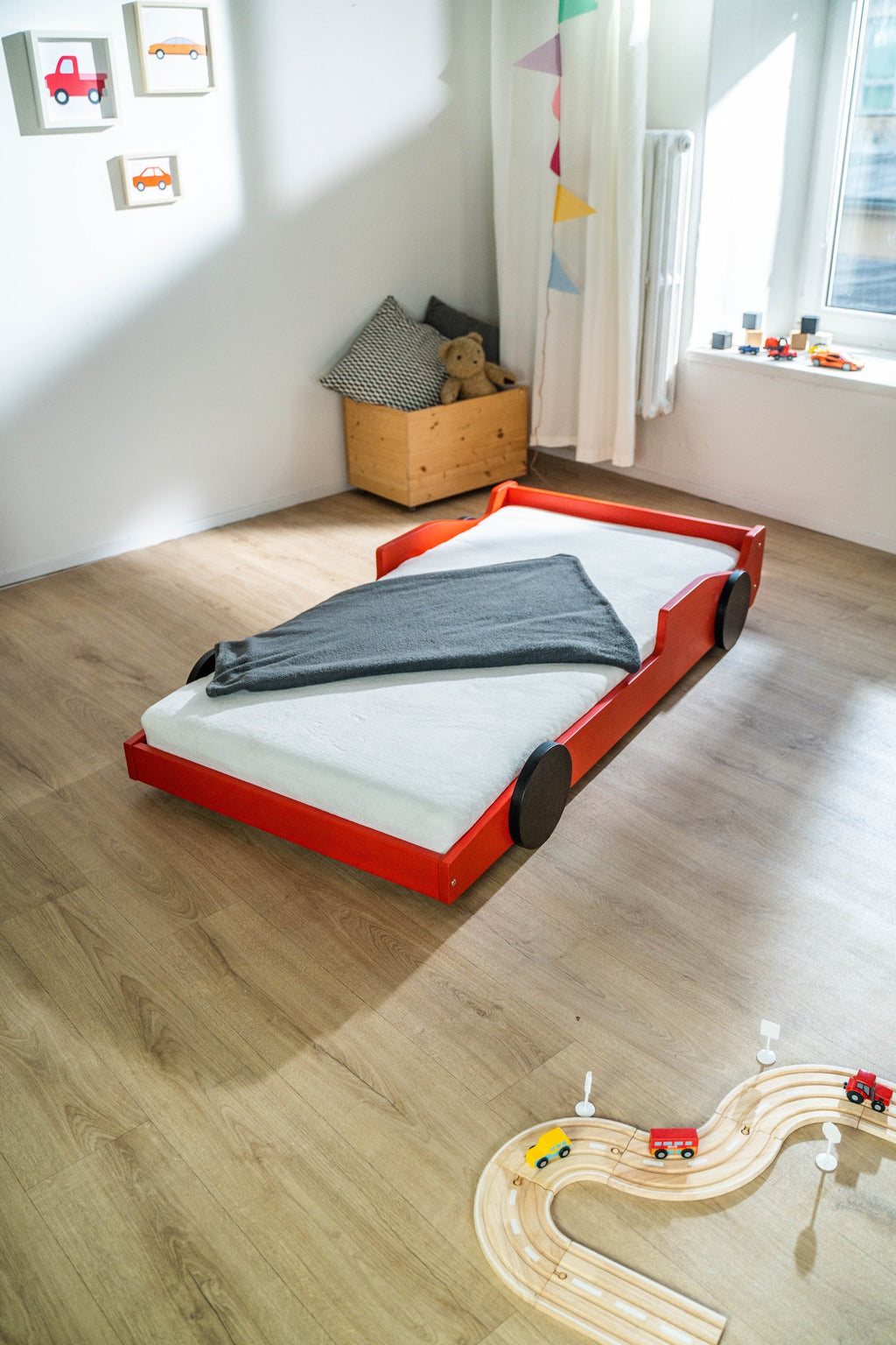 Racer autobed 80×160 in rood, schuin vooraanzicht met opgemaakt bed