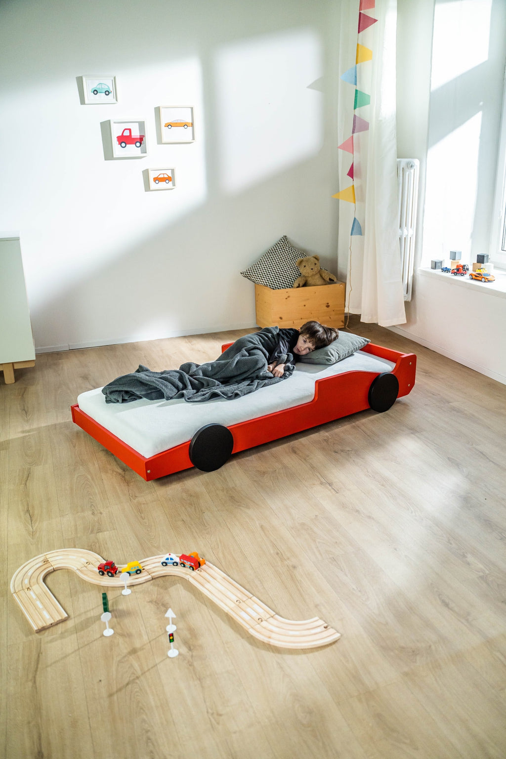 Racer autobed 80×160 in rood, kind slaapt in het bed