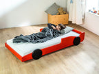 Racer autobed 80x160 cm in rood, kind slaapt in het bed