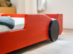 Racer autobed 80x160 cm in rood, detail van de zijkant en het wiel