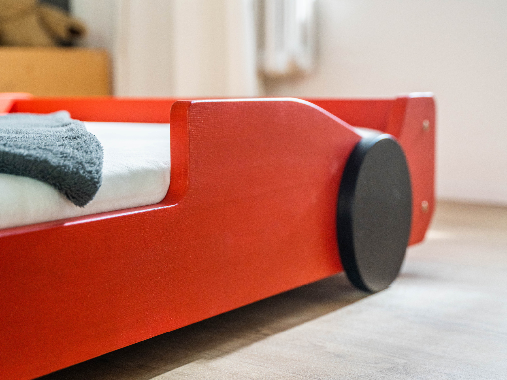 Racer autobed 80x160 cm in rood, detail van de zijkant en het wiel