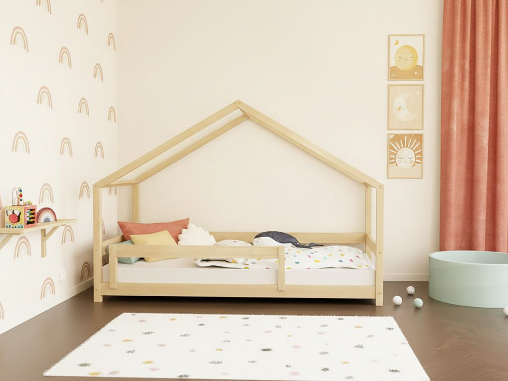 Roos huisbed van massief hout in een kinderkamer