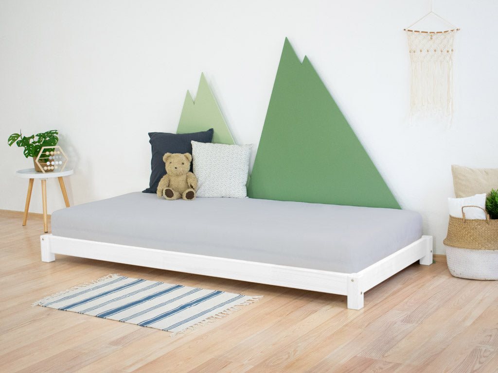Roos kinderbed met lage open instap van opzij gezien