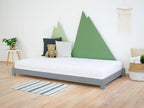 Roos kinderbed opgesteld in een kinderkamer