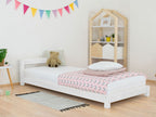 Roos kinderbed met hoofdbord in een kinderkamer