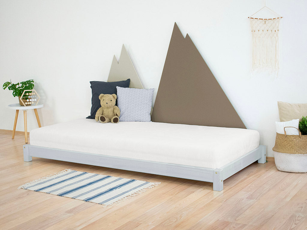 Roos kinderbed in een lichte kinderkamer