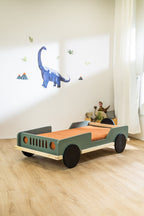 Scout autobed 80×160 in saliegroen met oranje matras in een kinderkamer