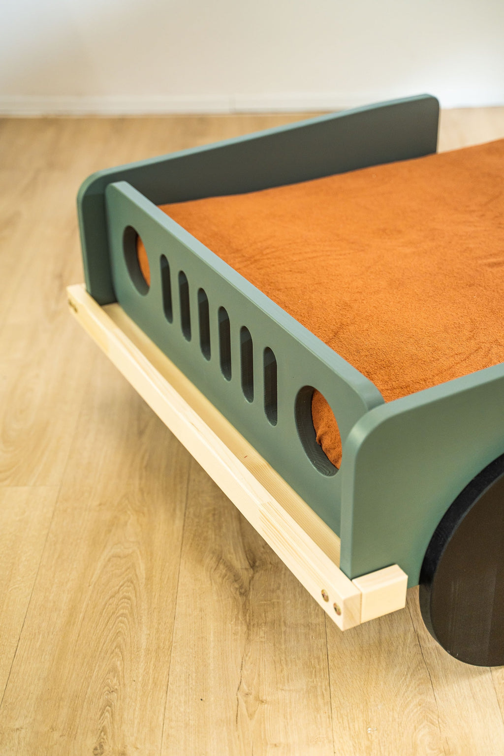 Scout autobed 80×160 in saliegroen, schuin bovenaanzicht met oranje matras