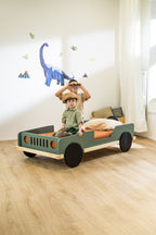 Scout autobed 80×160 in saliegroen, kind met verrekijker op het bed
