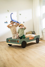 Scout autobed 80×160 in saliegroen in een kinderkamer met dinosaurusdecoratie