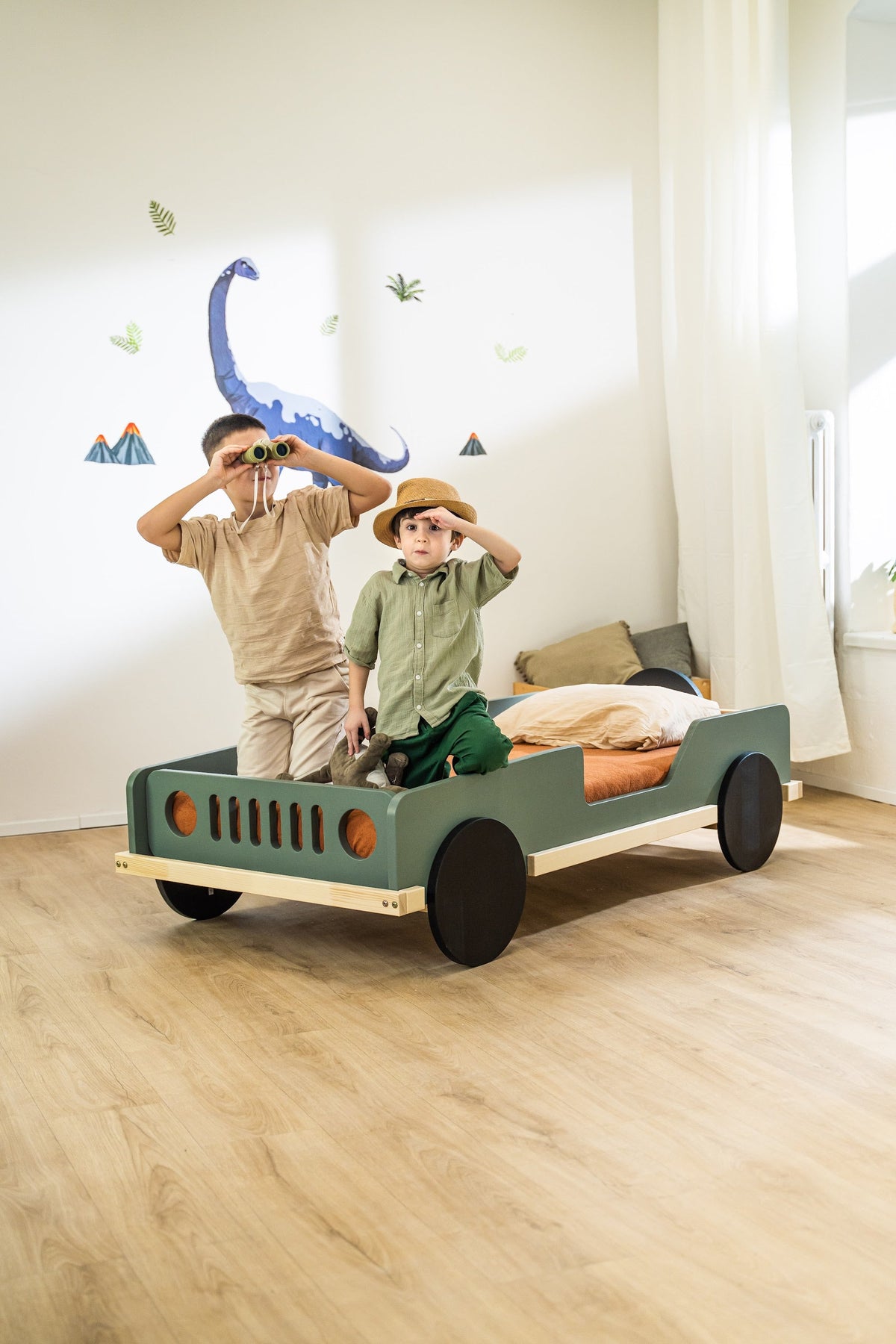 Scout autobed 80×160 in saliegroen in een kinderkamer met dinosaurusdecoratie