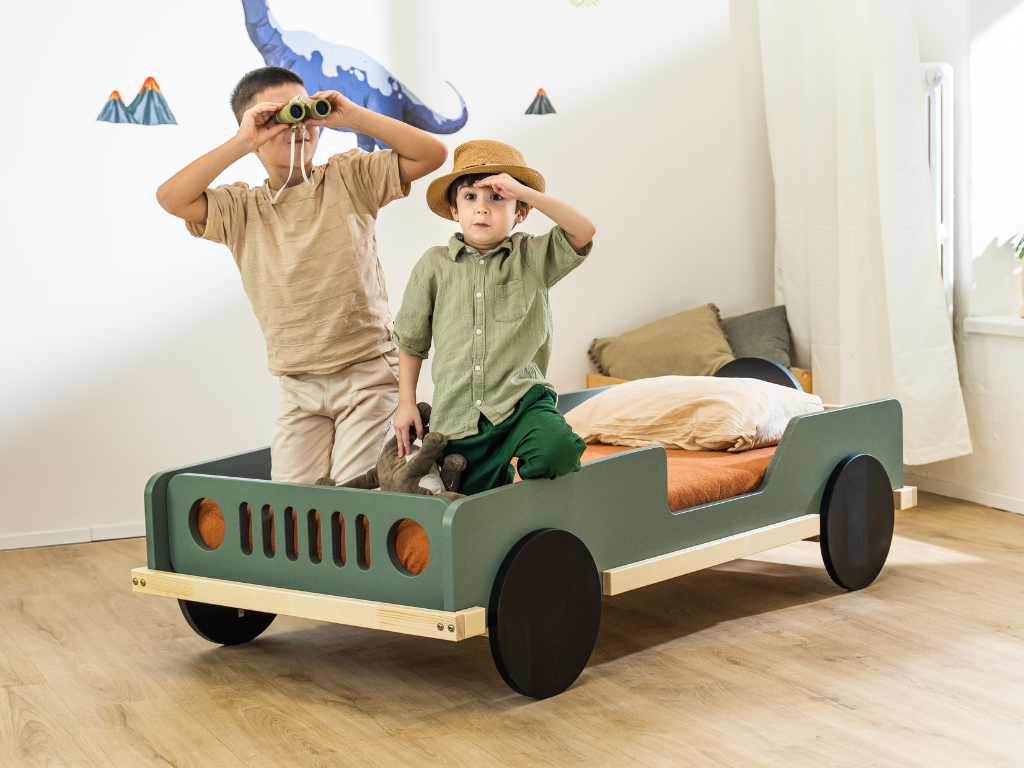 Scout autobed in saliegroen, twee kinderen spelen bij het bed