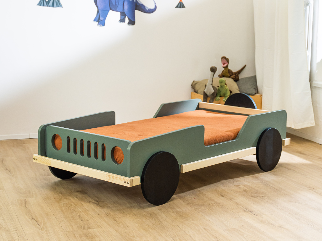 Scout autobed in saliegroen in een kinderkamer