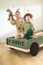 Scout autobed 80×160 in saliegroen, twee kinderen spelen op het bed
