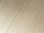 Detail van de houtstructuur van het massief houten bed