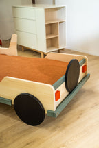 Terra autobed 80×160 in naturel met saliegroen, schuin achteraanzicht in een kinderkamer