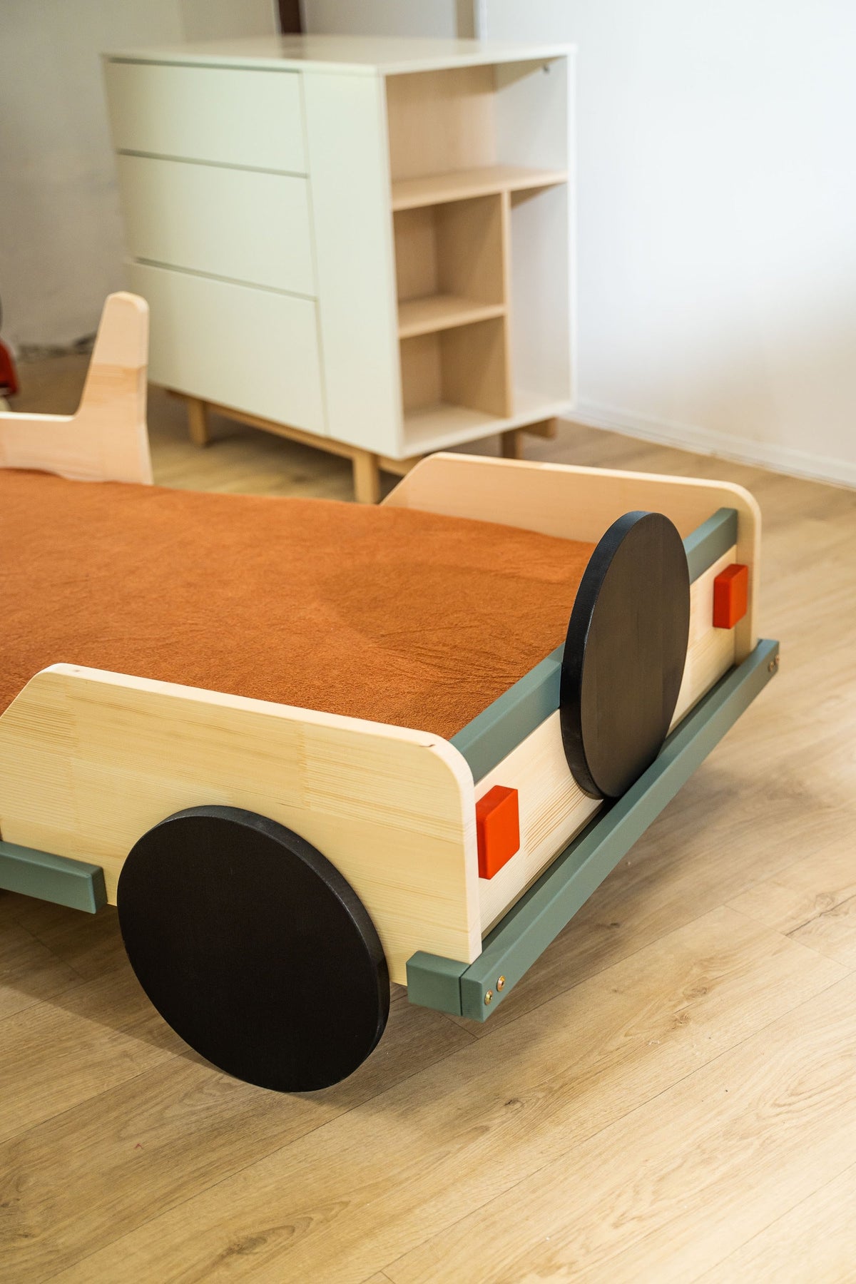 Terra autobed 80×160 in naturel met saliegroen, schuin achteraanzicht in een kinderkamer