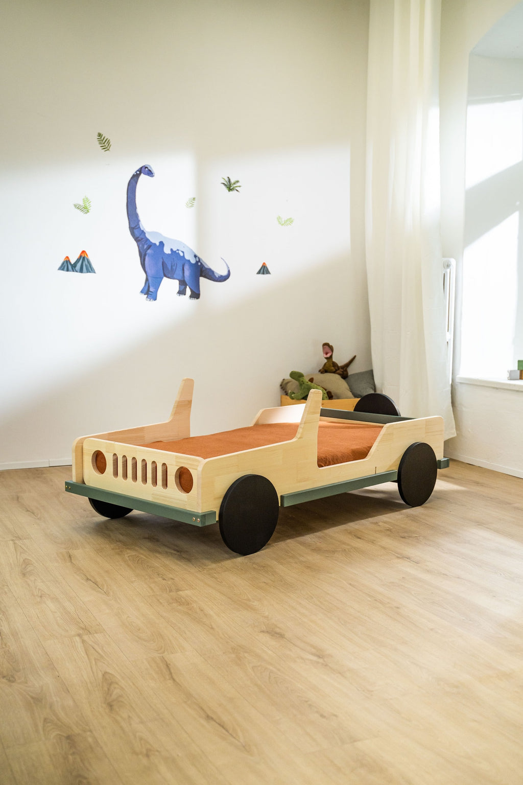 Terra autobed 80×160 in naturel met saliegroen in een kinderkamer met dinosaurusdecoratie