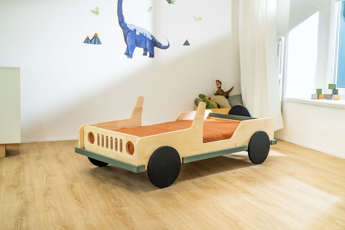 Terra autobed 80×160 in naturel met saliegroen, zijaanzicht in een lichte kinderkamer
