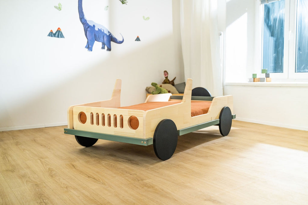 Terra autobed 80×160 in naturel met saliegroen in een kinderkamer bij het raam