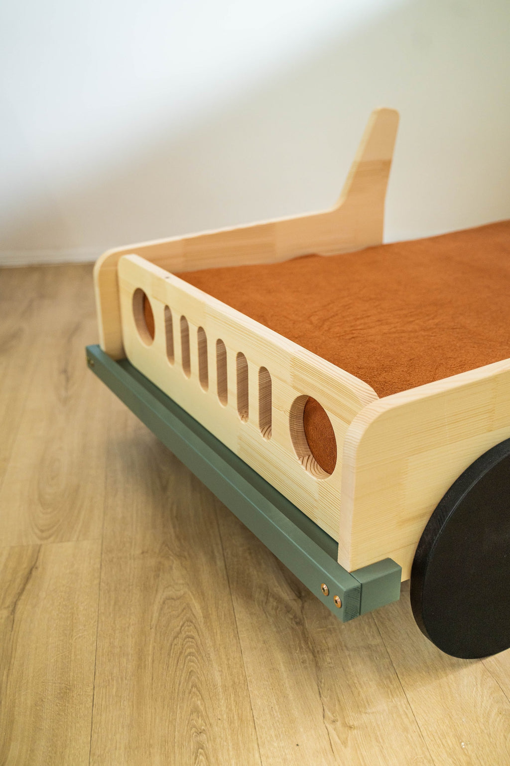 Terra autobed 80×160, detail van de zijkant met koplamp en grille