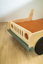 Terra autobed 80×160, detail van de zijkant met koplamp en grille