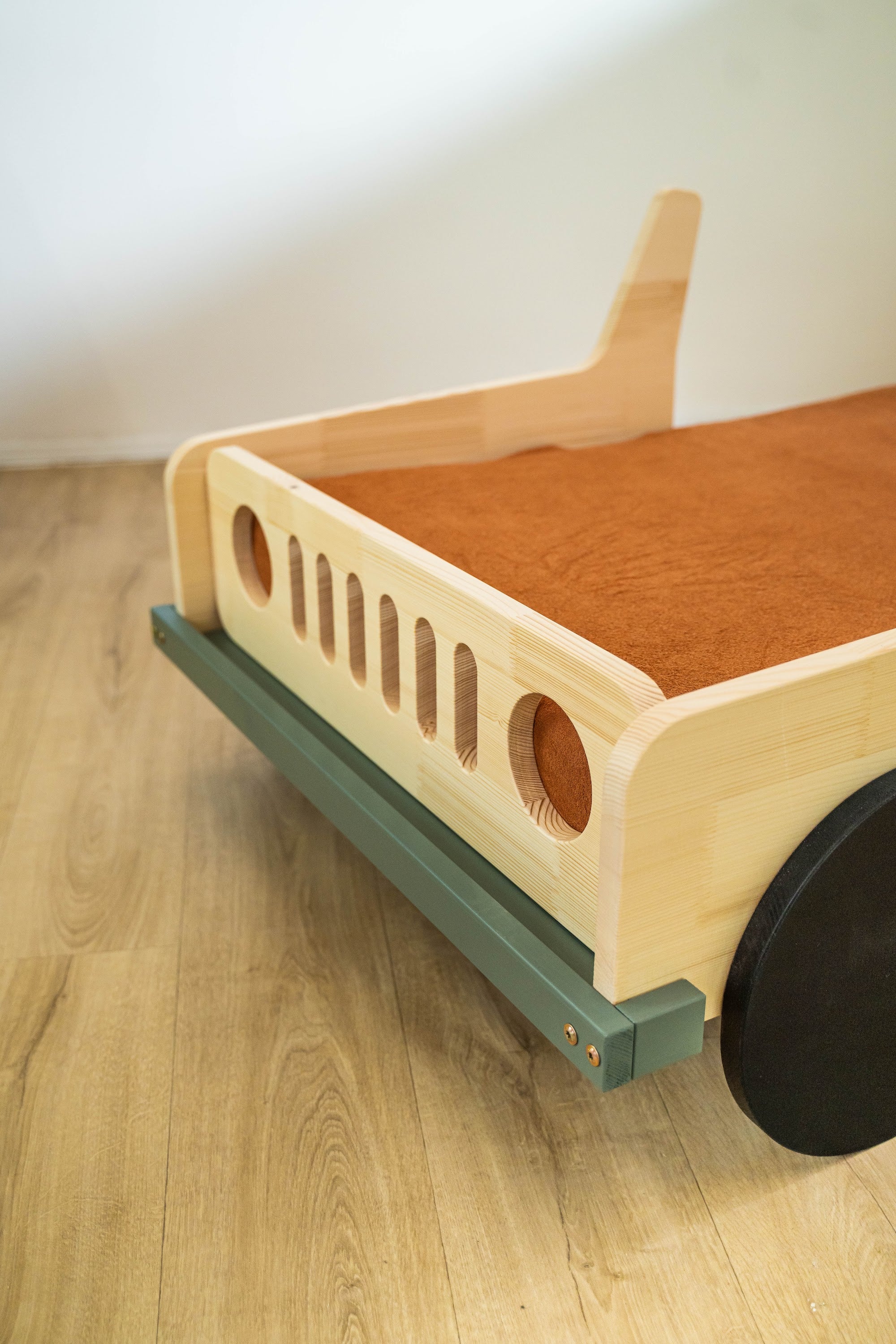 Terra autobed 80×160, detail van de zijkant met koplamp en grille