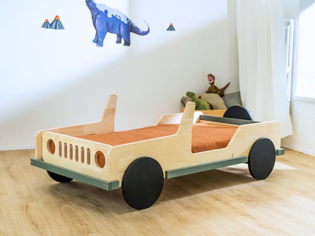 Terra autobed 80x160 cm in naturel met saliegroen, in een kinderkamer