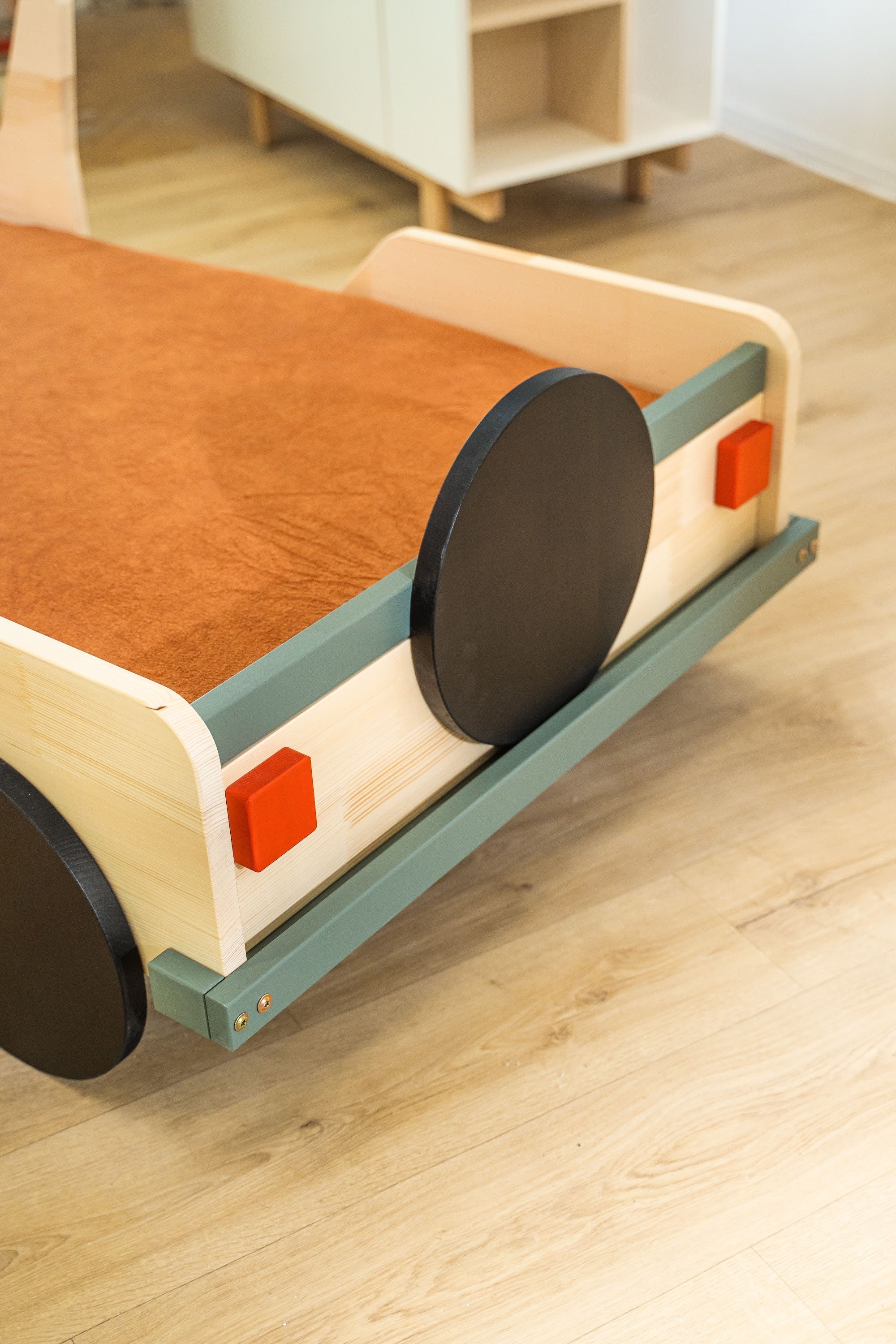 Terra autobed 80×160 in naturel met saliegroen, detail van de achterzijde met oranje achterlicht