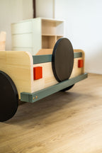 Terra autobed 80×160 in naturel met saliegroen, achterzijde met zwarte wielen