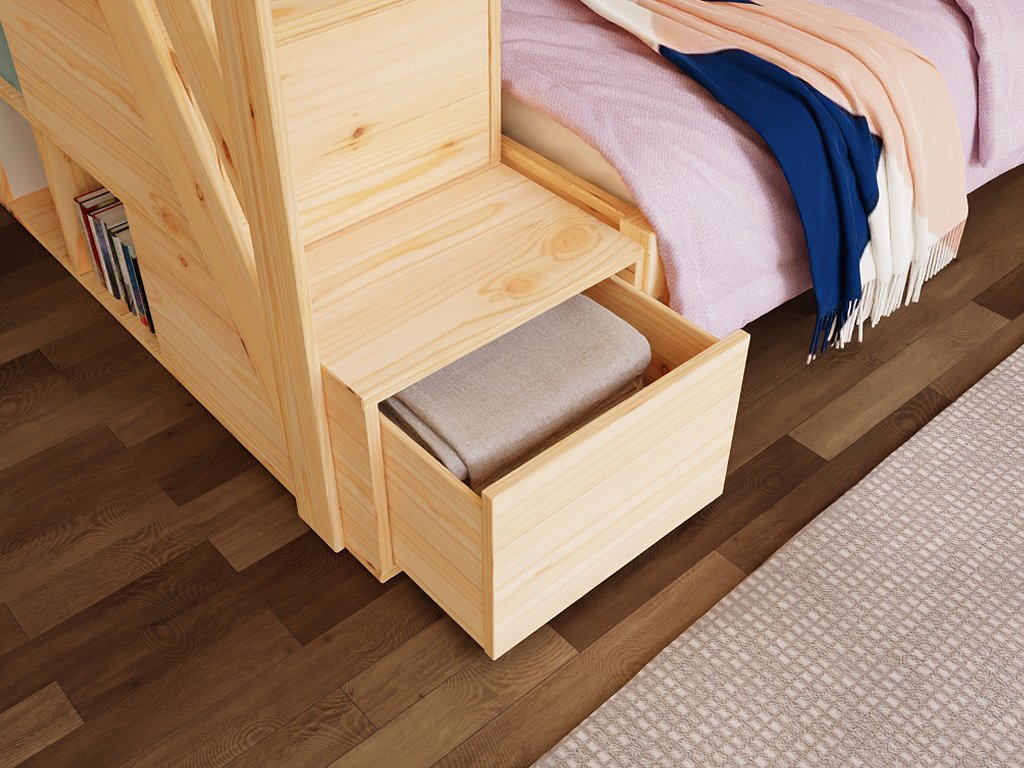 Trio stapelbed, detail van de trap met open vakken en uitschuifbare trede