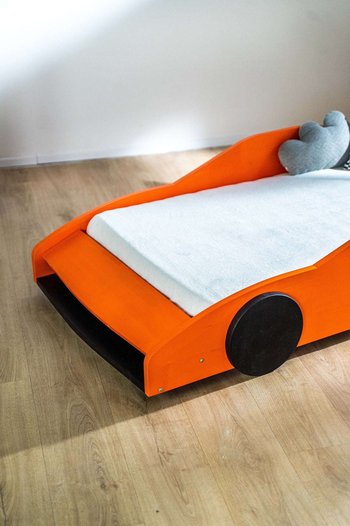 Turbo GT autobed 80×160 in oranje, schuin achteraanzicht met matras