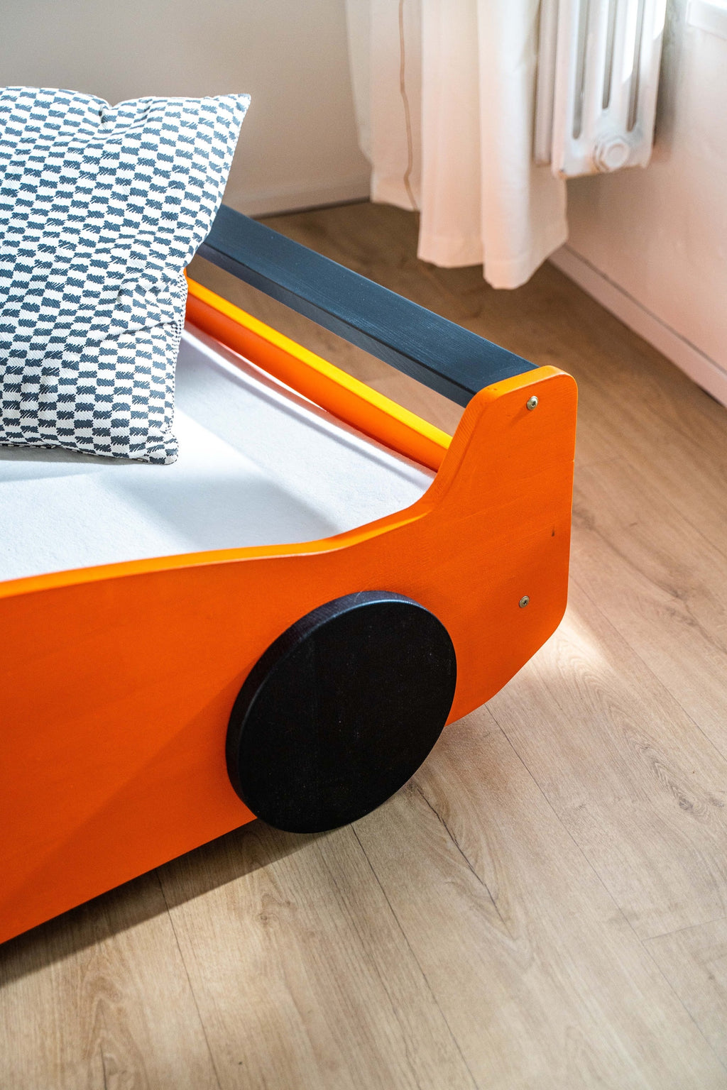 Turbo GT autobed 80×160 in oranje, detail van de achterzijde met zwart wiel