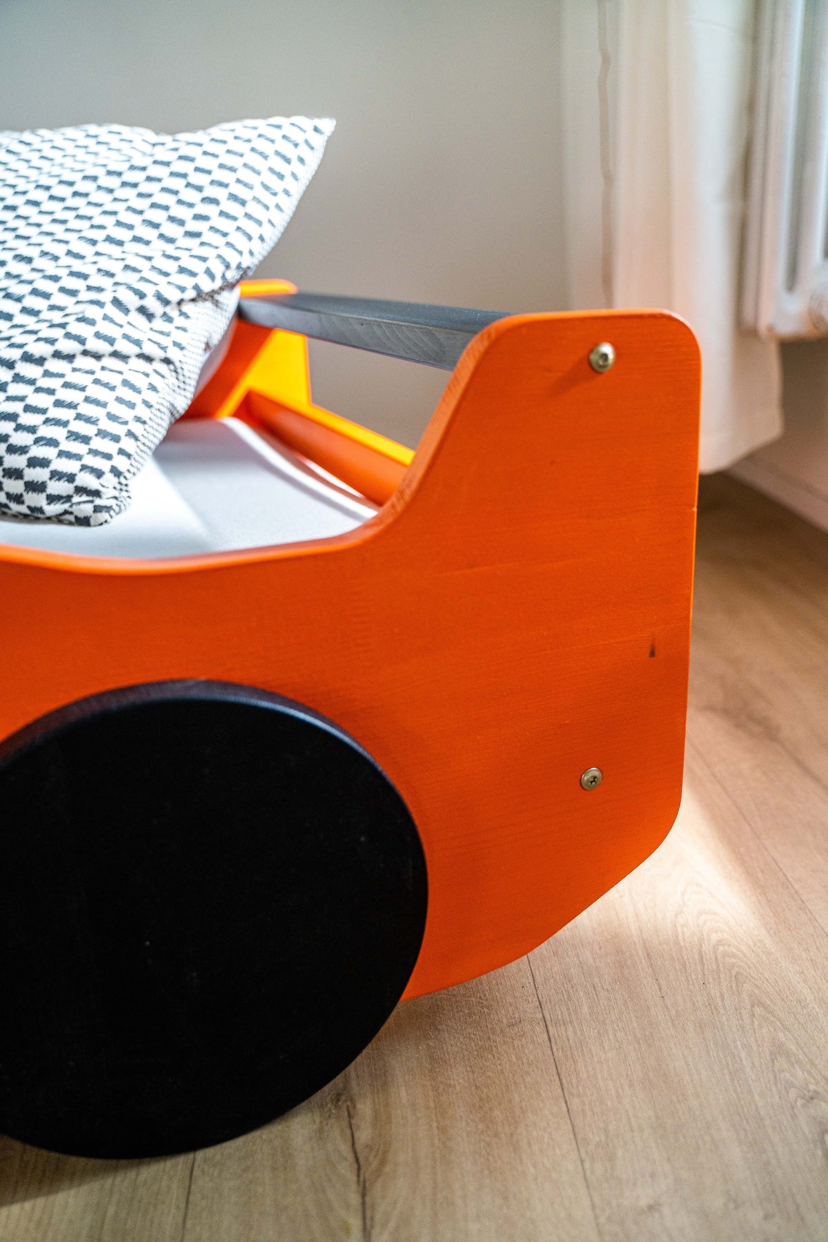 Turbo GT autobed 80×160 in oranje, detail van de neus en het wiel