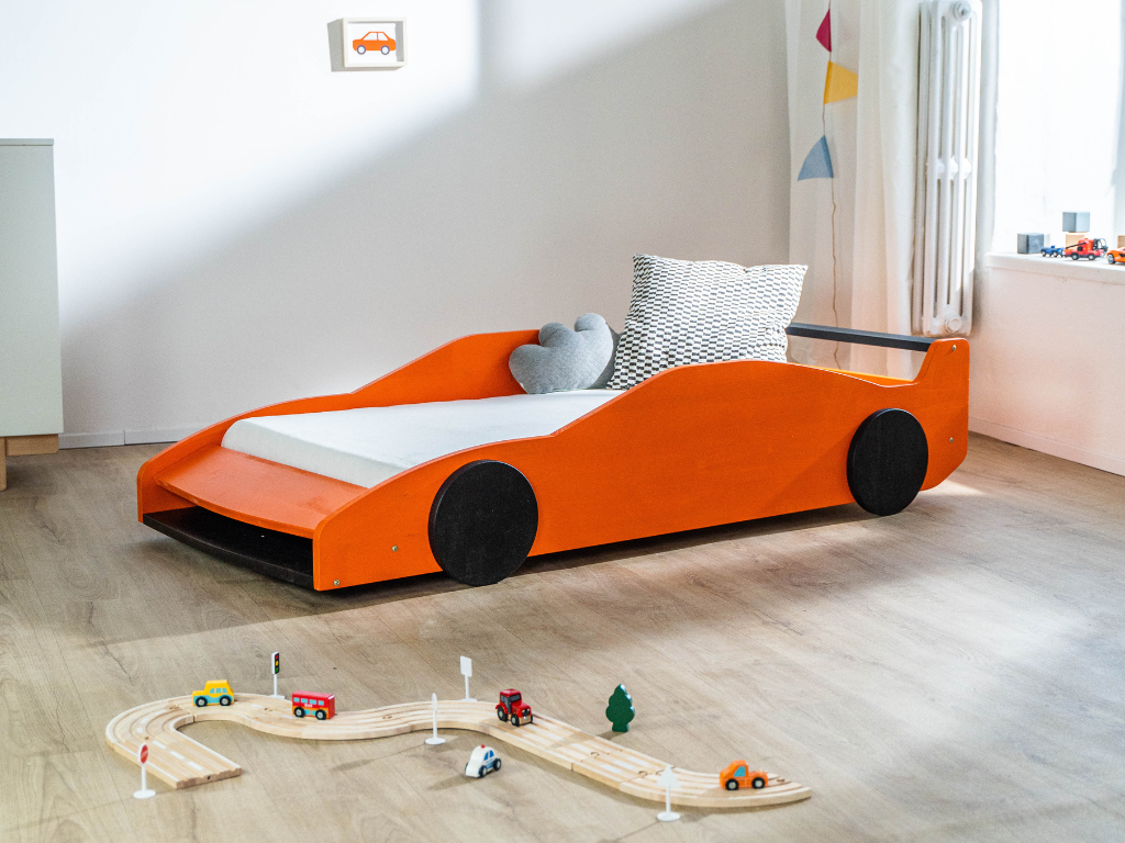Turbo GT autobed in oranje in een kinderkamer