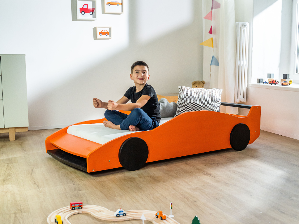Turbo GT autobed in oranje, kind zit op het bed
