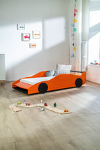 Turbo GT autobed 80×160 in oranje in een kinderkamer met houten autobaan