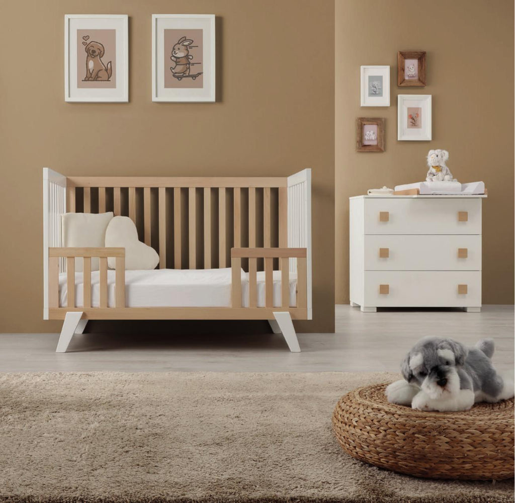 Stan peuterzijwand in naturel hout gemonteerd aan het Stan babybed in peuterstand