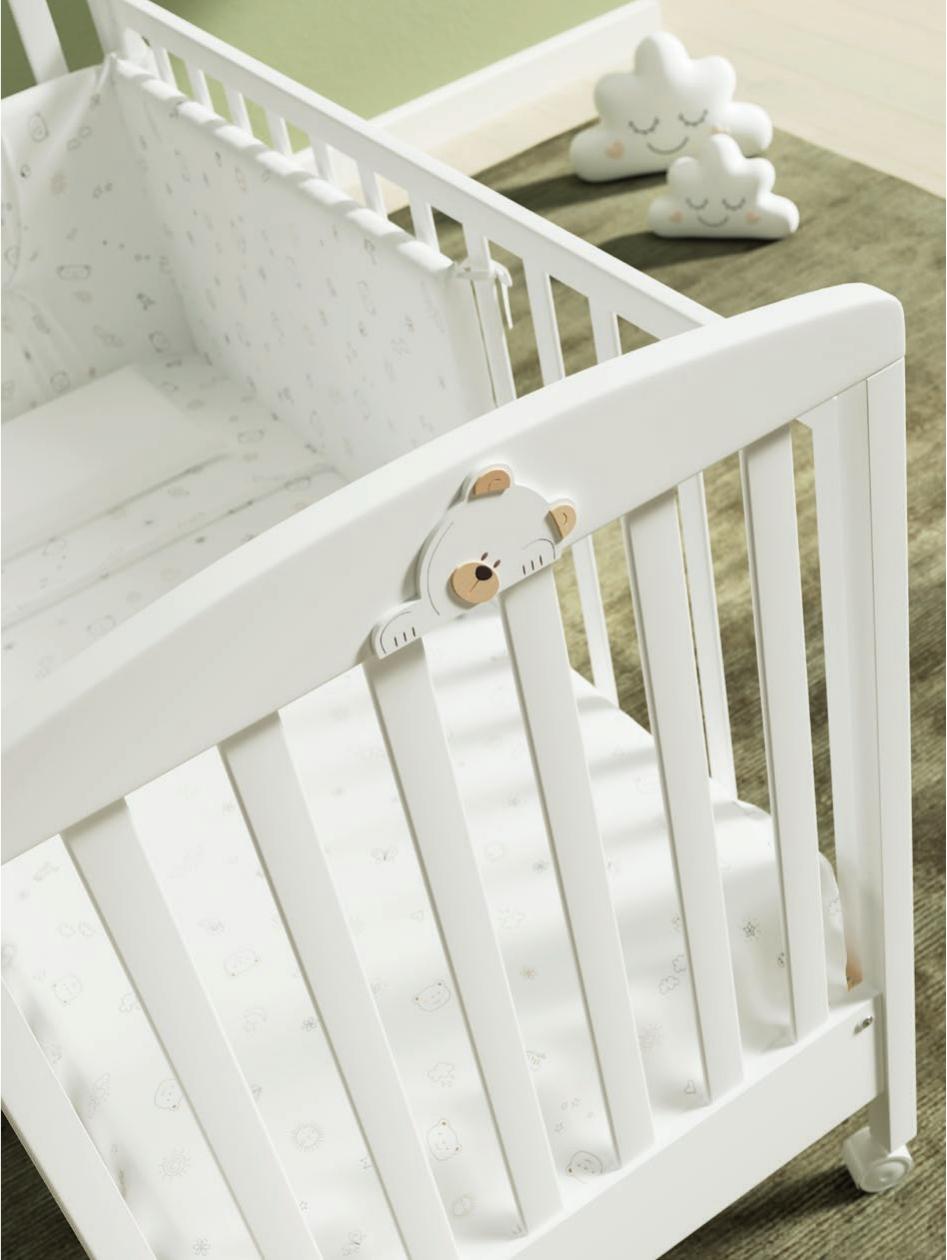 Tijn Cucù beddenset met witte berenprint en bedrand op het babybed; bed afzonderlijk verkrijgbaar