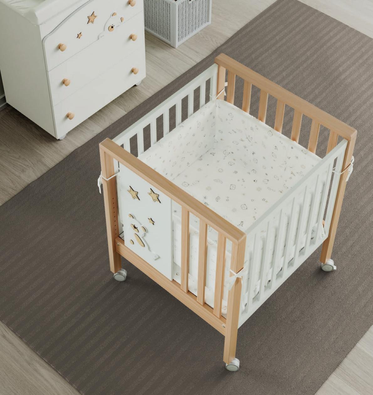 Tijn Maxi Cucù beddenset met berenprint toegepast in de wiegstand; bed en commode afzonderlijk verkrijgbaar
